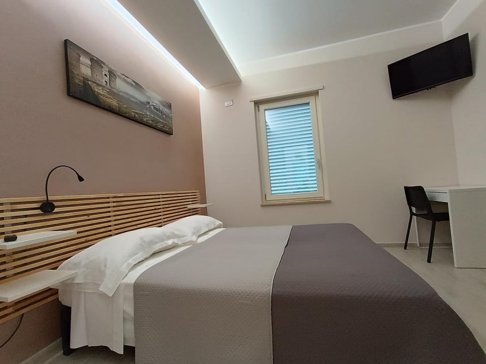 Bed, TV and multimedia, Bedroom