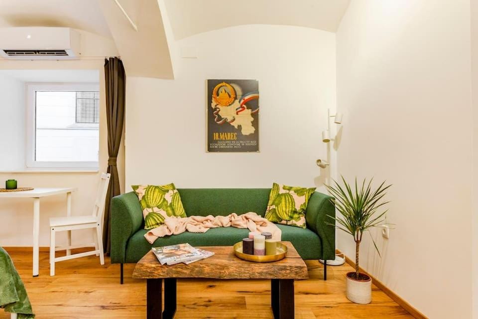 Seating area, Dining area, air conditioner
