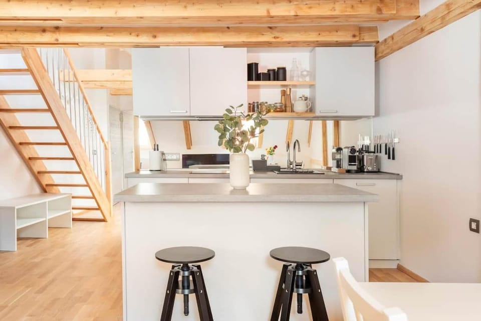 Coffee/tea facilities, Kitchen or kitchenette, Dining area, dishwasher, stove, toaster