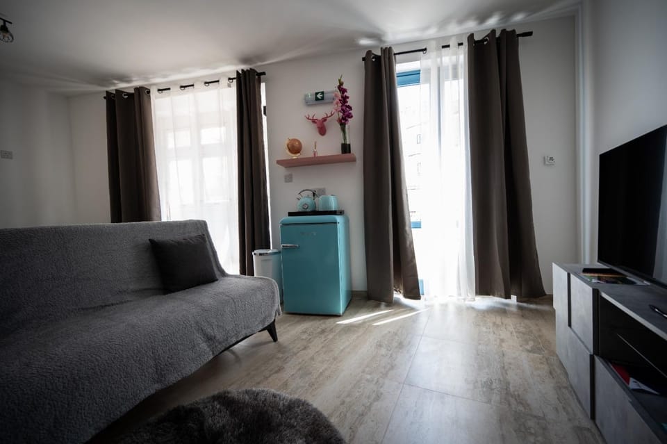 Communal lounge/ TV room, TV and multimedia, Living room, Seating area, Evening entertainment