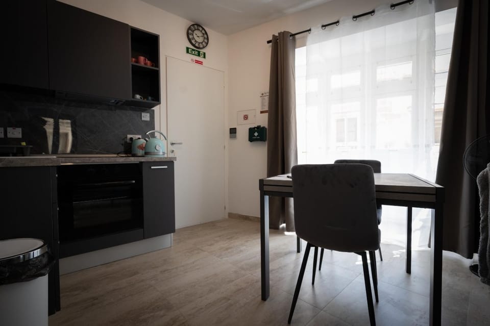 Kitchen or kitchenette, Living room, Seating area, Dining area, oven