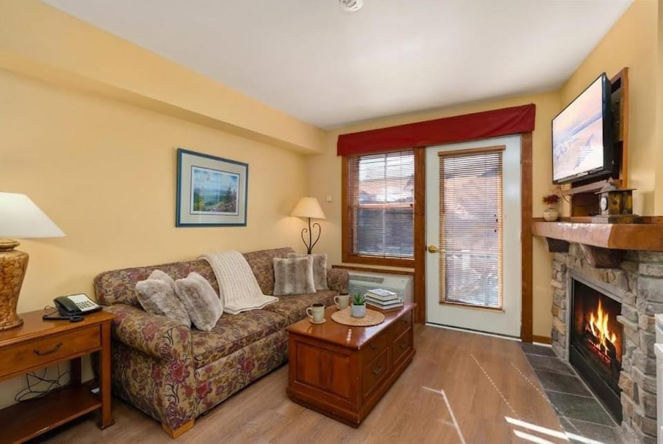 HH 314 Sunrise Views Ski-InOut Village Center Sleeps 4 Apartment in Snowshoe