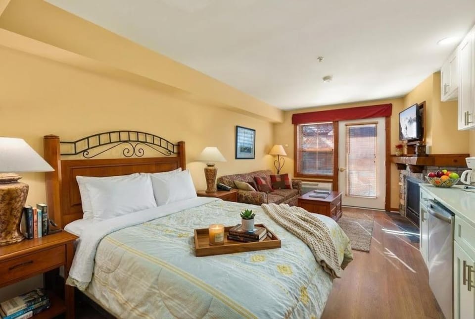 HH 314 Sunrise Views Ski-InOut Village Center Sleeps 4 Apartment in Snowshoe