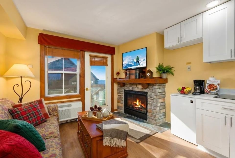 HH 314 Sunrise Views Ski-InOut Village Center Sleeps 4 Apartment in Snowshoe