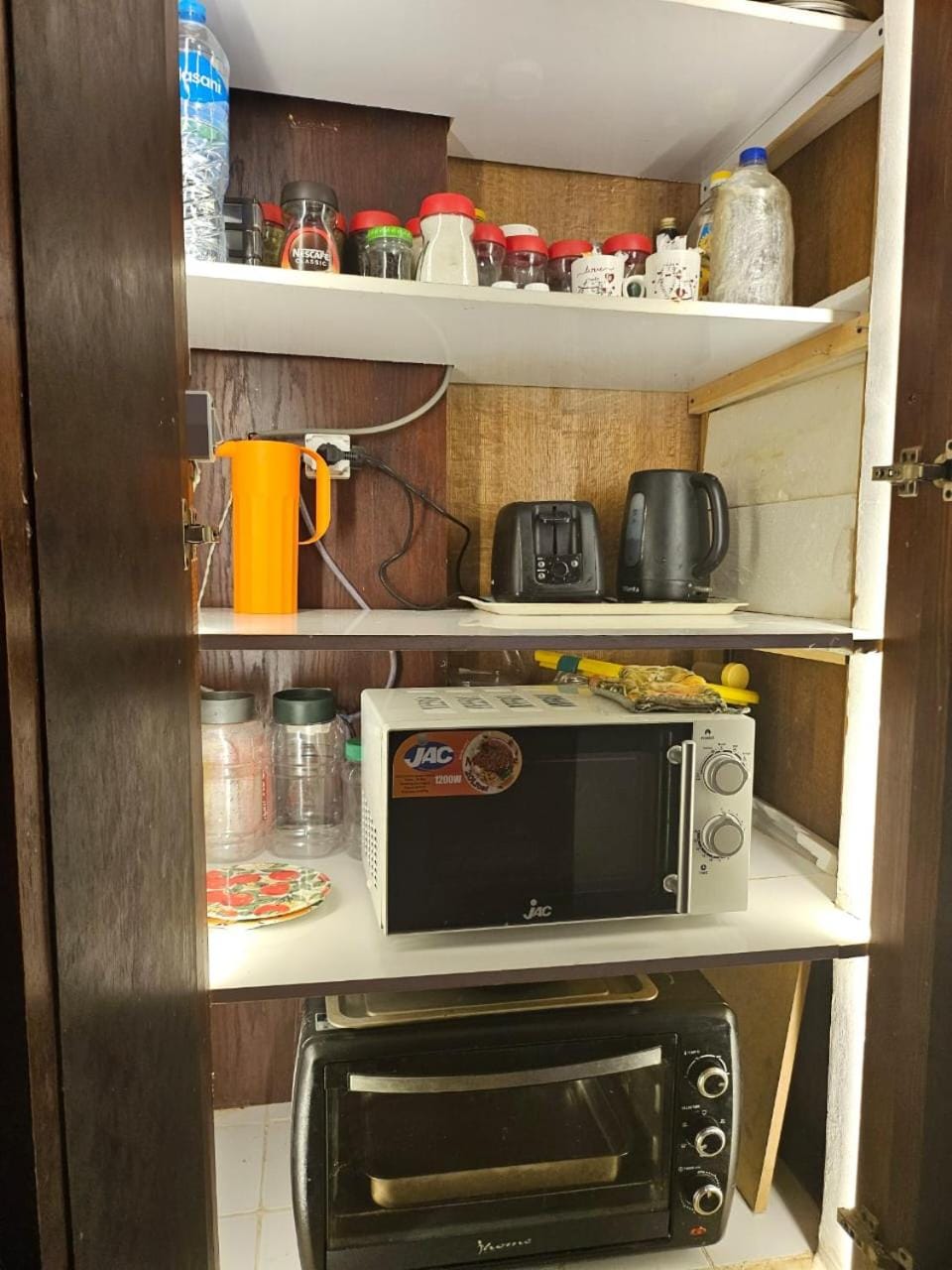 Coffee/tea facilities, microwave, oven