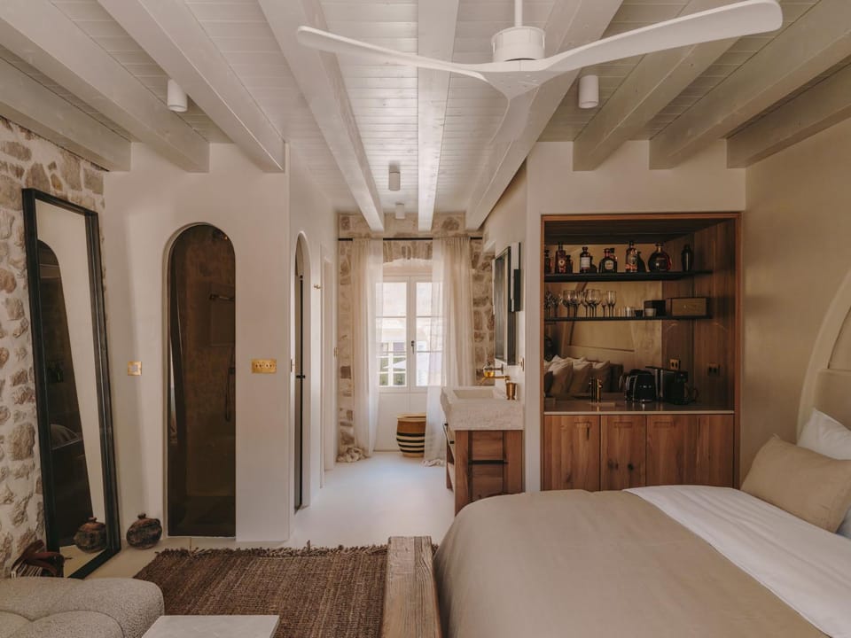 Photo of the whole room, Bedroom, minibar