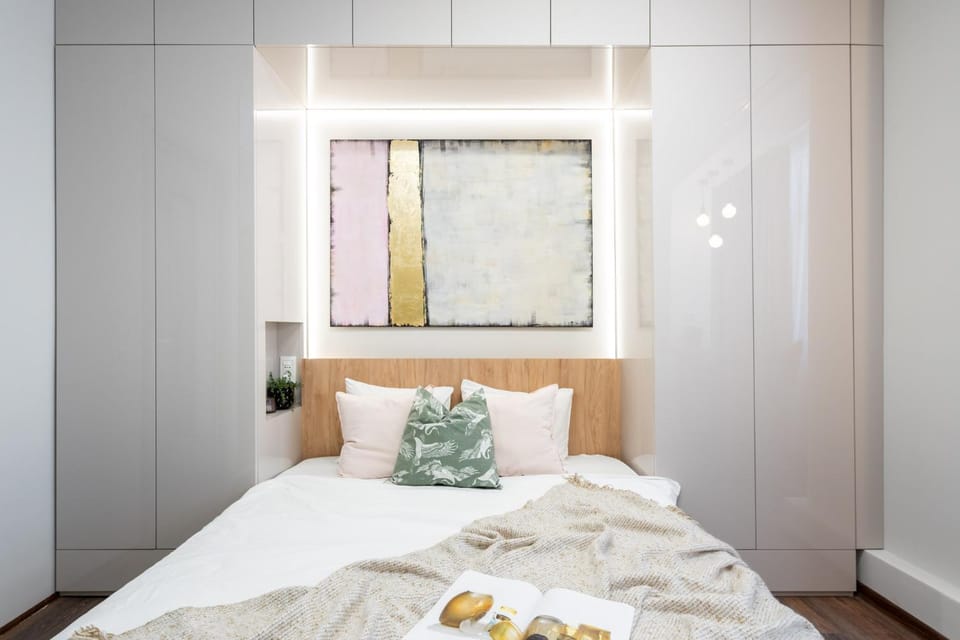 Photo of the whole room, Bedroom, wardrobe
