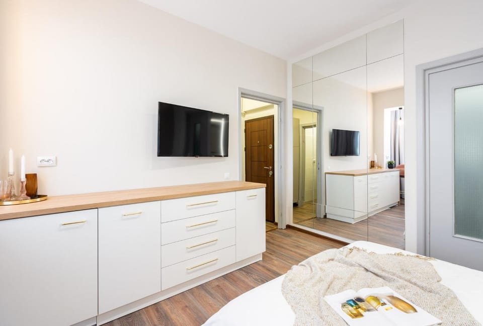 Bed, TV and multimedia, Bedroom