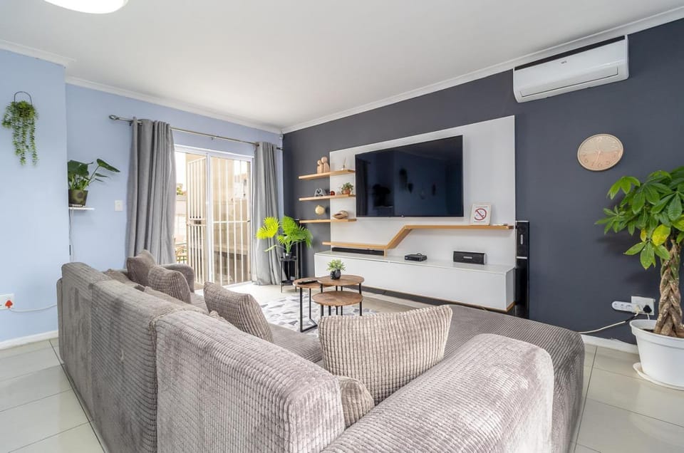 Communal lounge/ TV room, TV and multimedia, Living room, Seating area, Evening entertainment, air conditioner