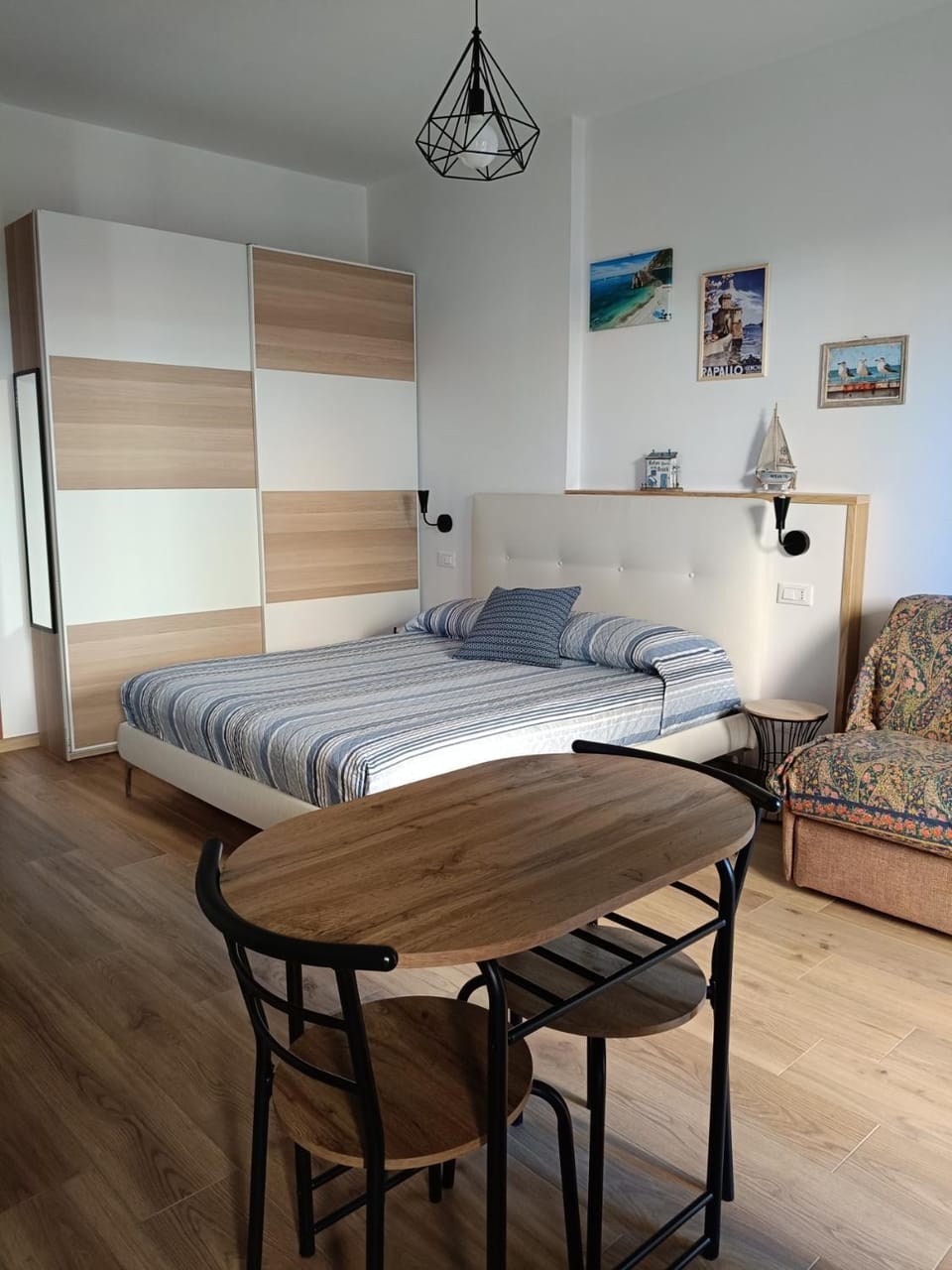 Bed, Photo of the whole room