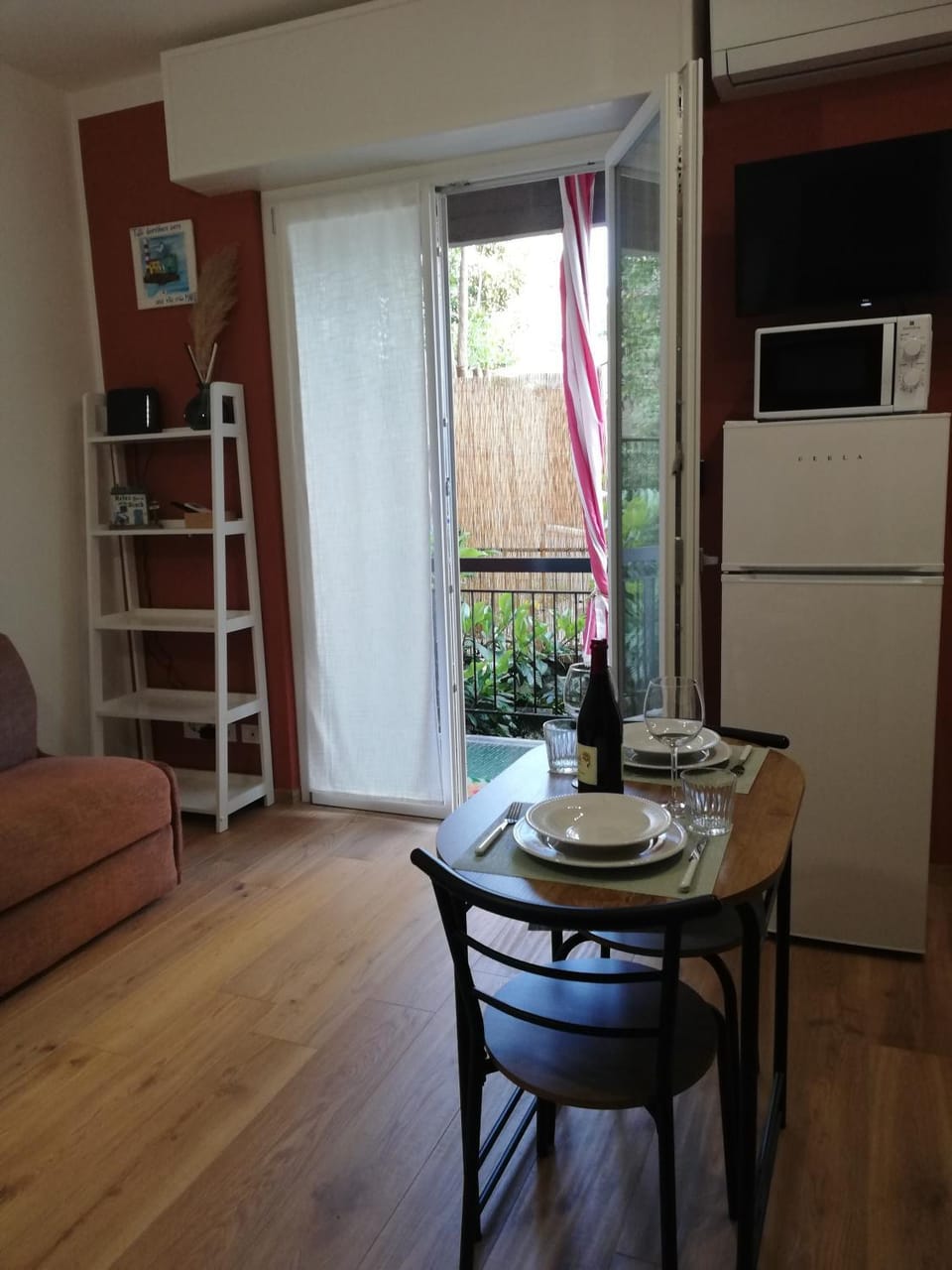 Kitchen or kitchenette, Dining area, oven
