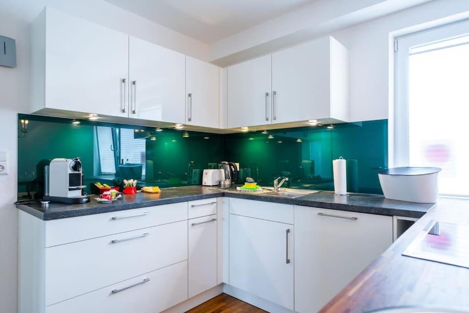 Coffee/tea facilities, Kitchen or kitchenette, dishwasher, stove, toaster