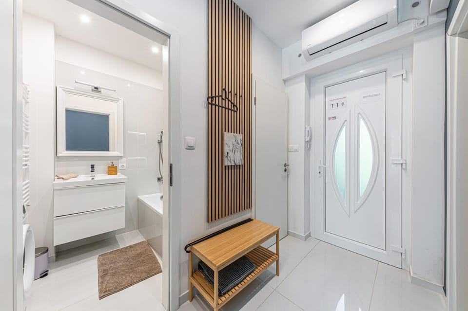 Bathroom, air conditioner