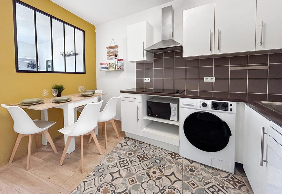 Kitchen or kitchenette, Dining area, dishwasher, stove, washing machine