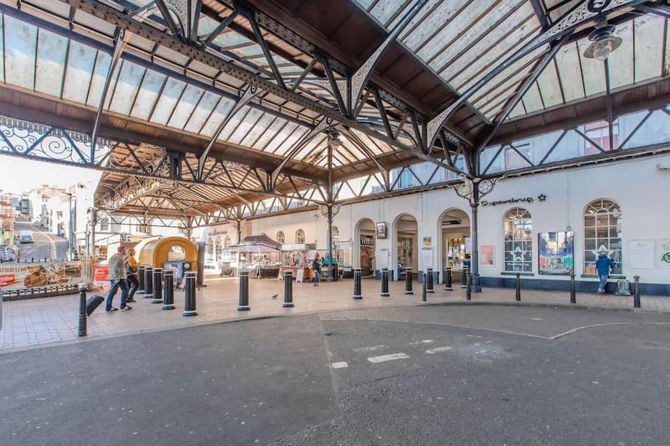 Beautiful 2 Bedroom Flat Next to Brighton Beach and Shopping Centre Apartment in Brighton