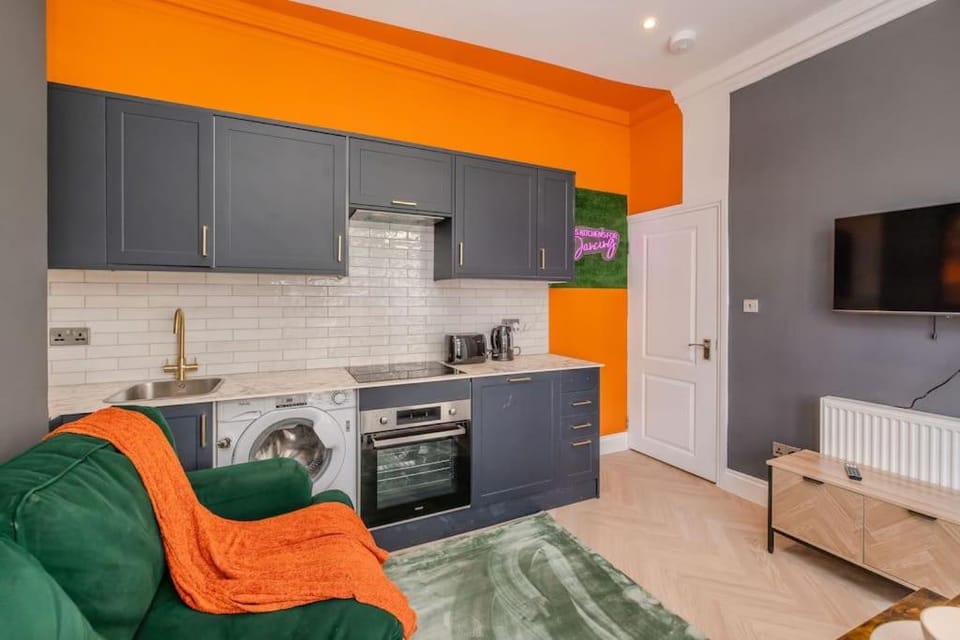 Beautiful 2 Bedroom Flat Next to Brighton Beach and Shopping Centre Apartment in Brighton