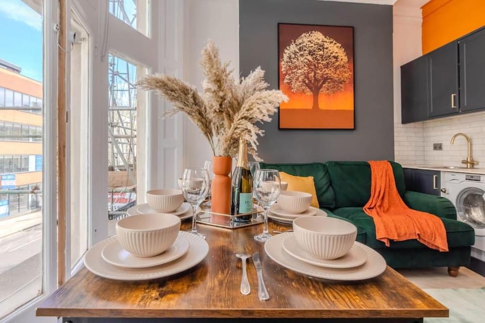 Beautiful 2 Bedroom Flat Next to Brighton Beach and Shopping Centre Apartment in Brighton