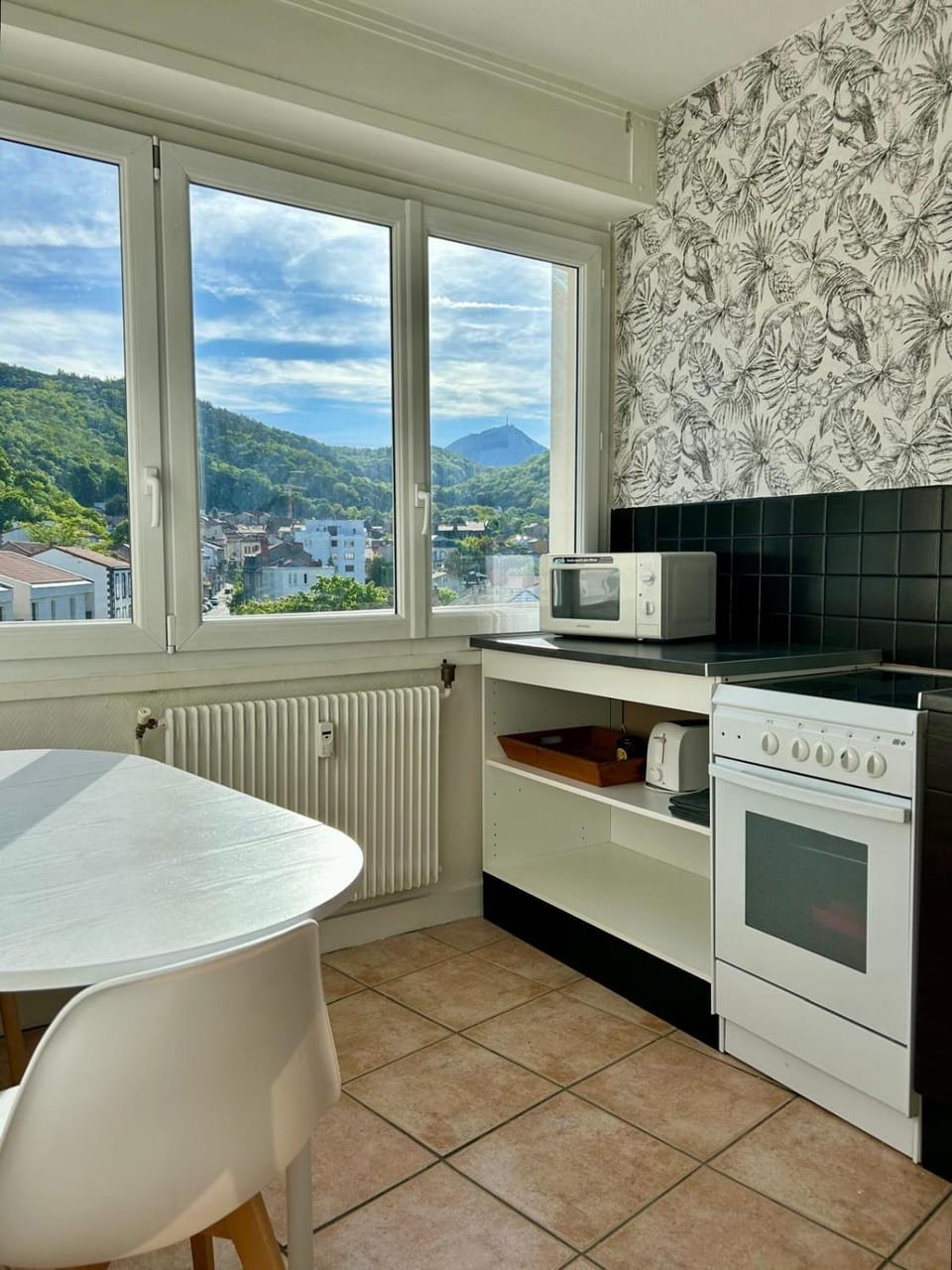 Kitchen or kitchenette, Dining area