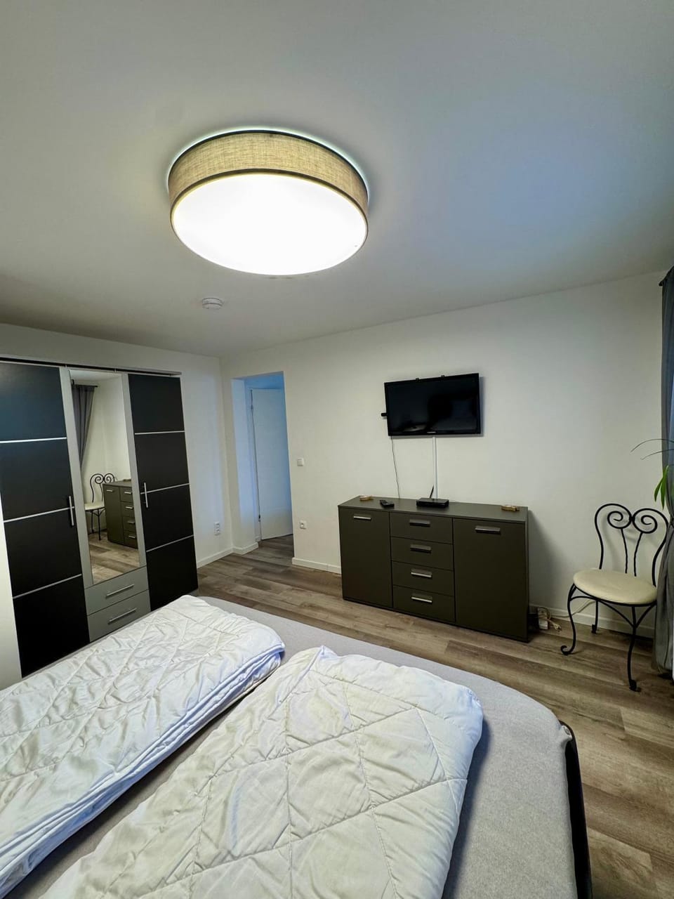 Bed, TV and multimedia, Photo of the whole room, Bedroom, wardrobe