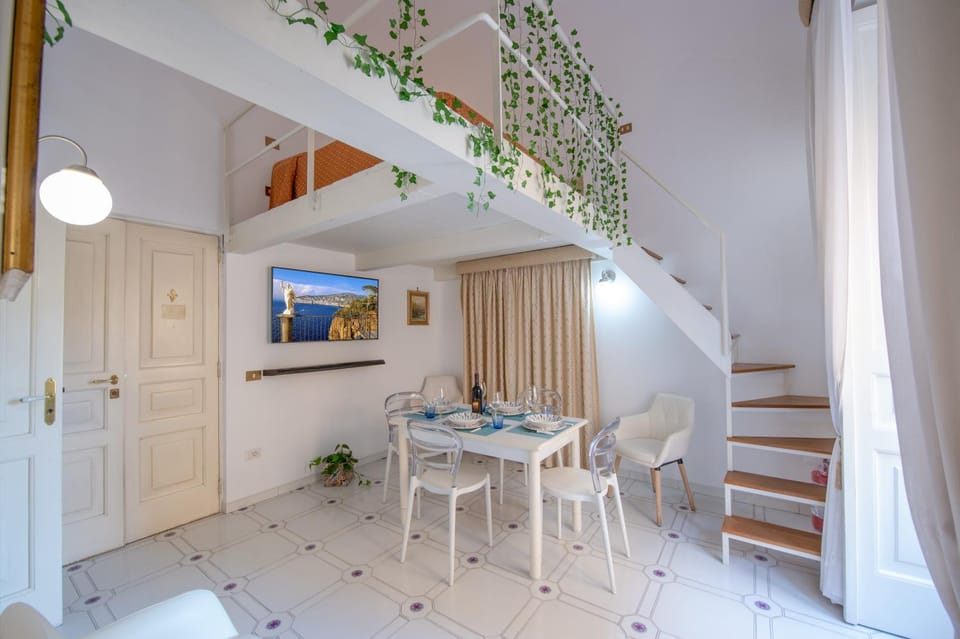 Communal lounge/ TV room, TV and multimedia, Dining area