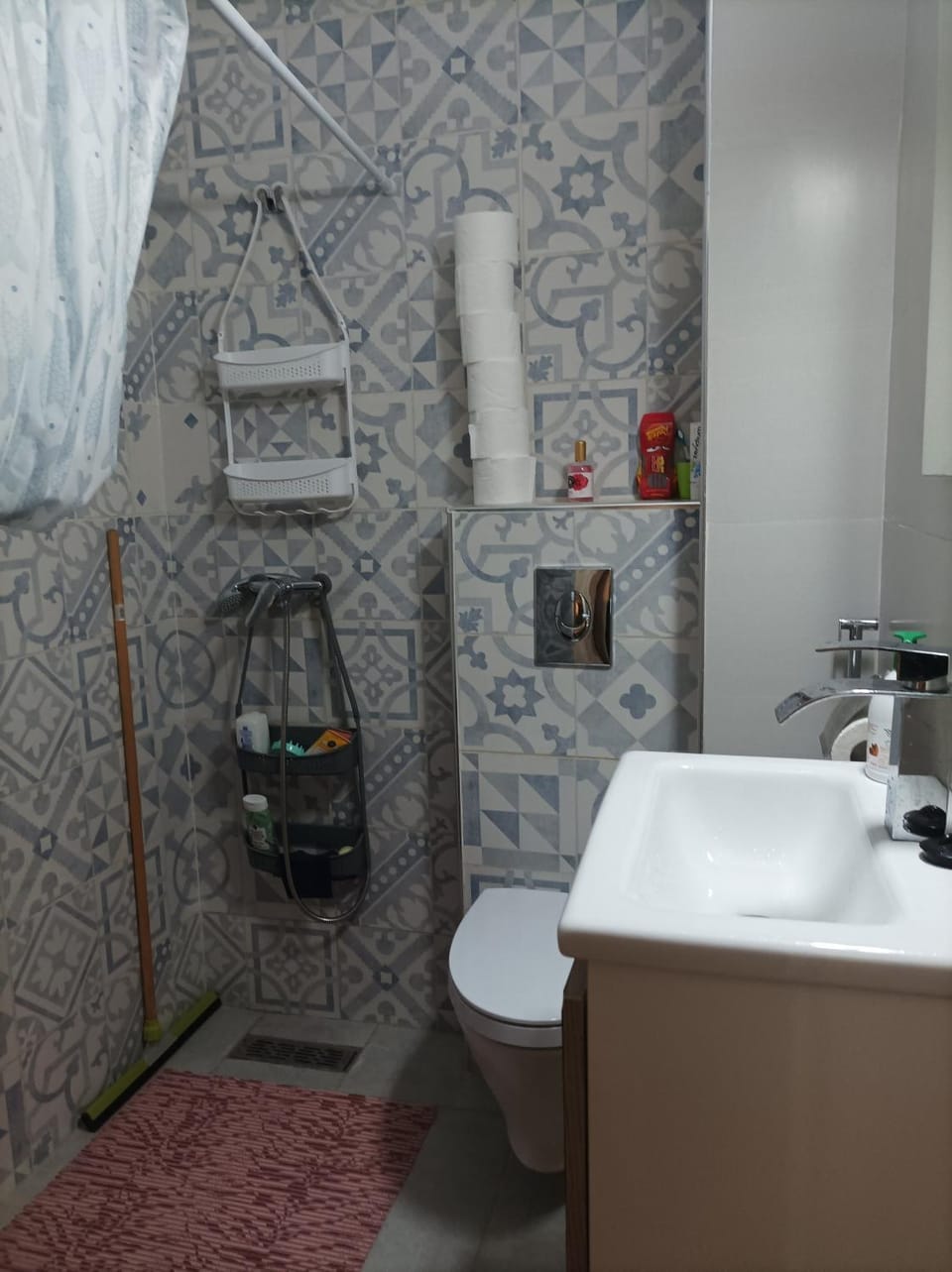 Shower, Toilet
