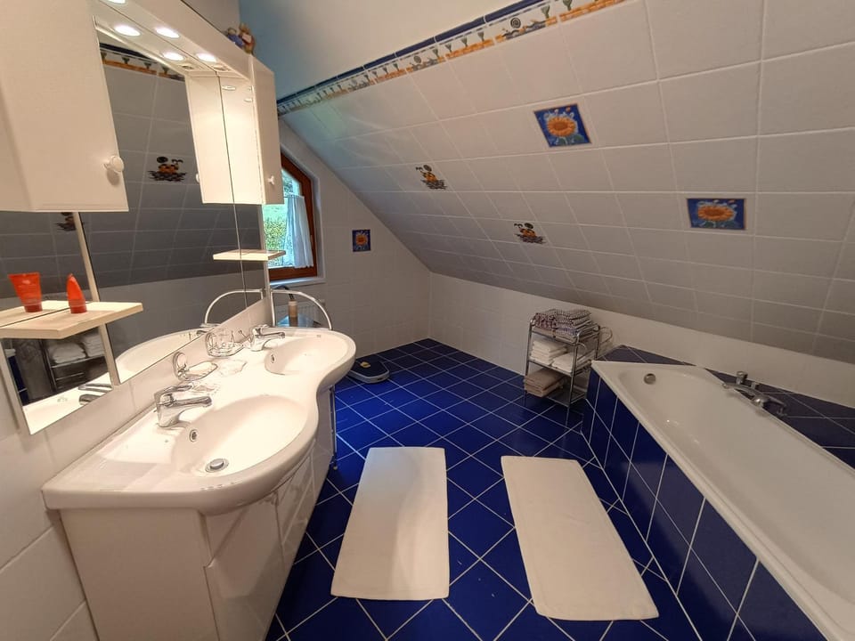 Bathroom, Bath, towels