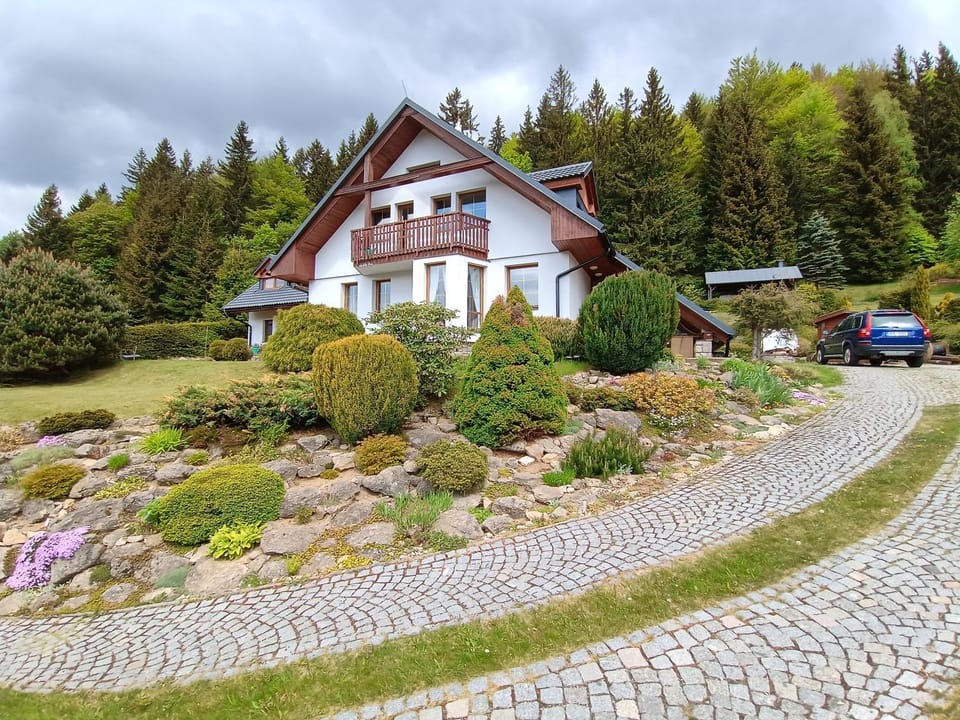 Property building, Spring, Day, Neighbourhood, Natural landscape, Garden, Garden view, Parking