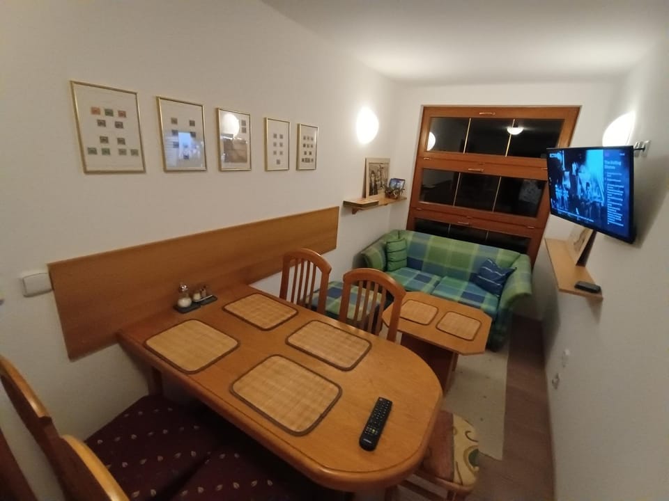 Communal lounge/ TV room, TV and multimedia, Seating area, Dining area, Evening entertainment