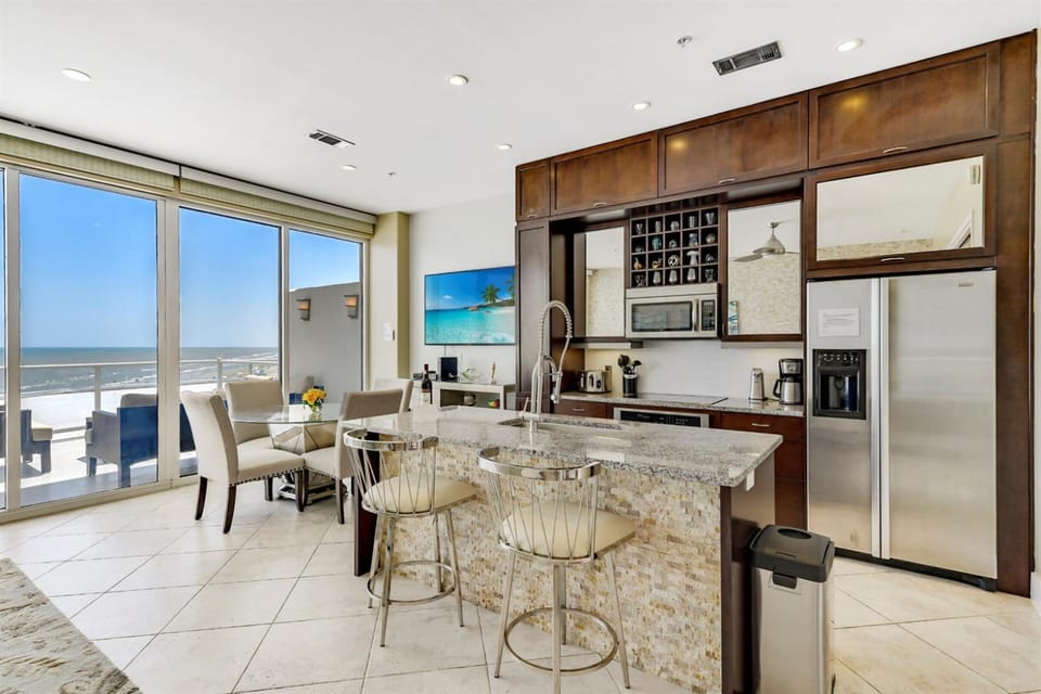 Coffee/tea facilities, Kitchen or kitchenette, Seating area, Dining area, Sea view, oven, stove, toaster