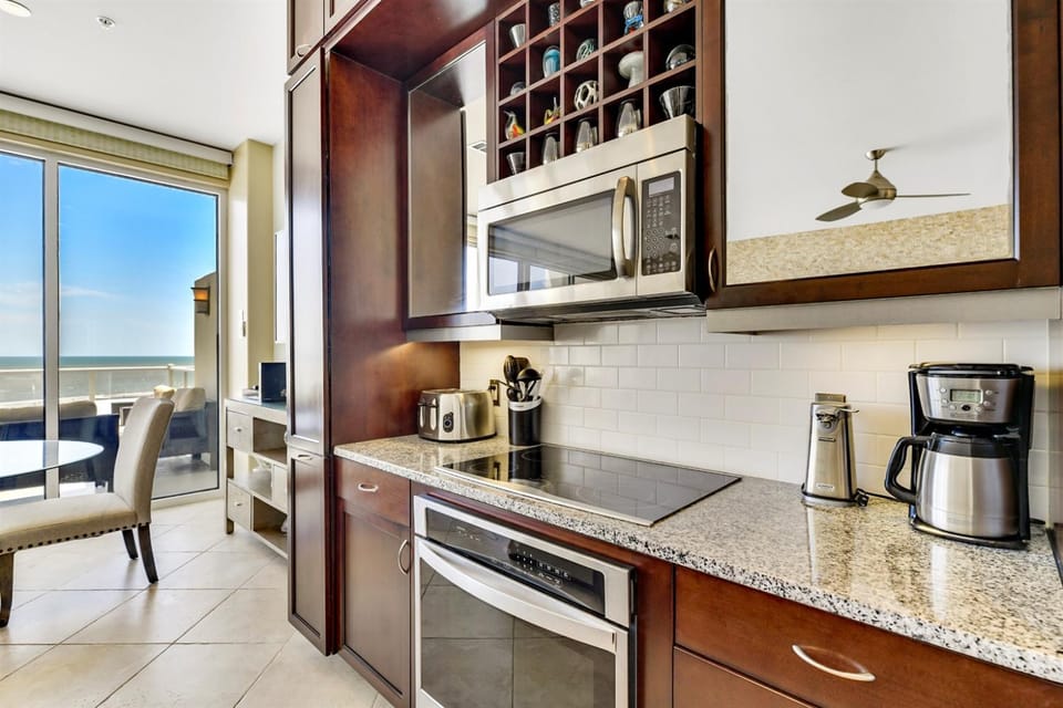 Coffee/tea facilities, Kitchen or kitchenette, Dining area, oven, stove, toaster