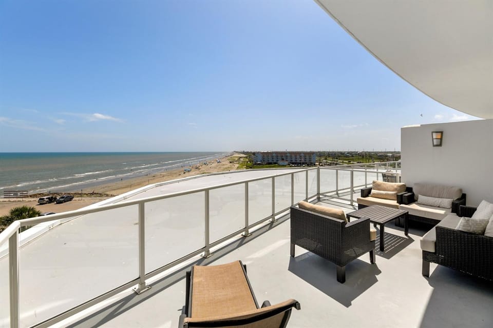 View (from property/room), Balcony/Terrace, Seating area, Sea view, sunbed