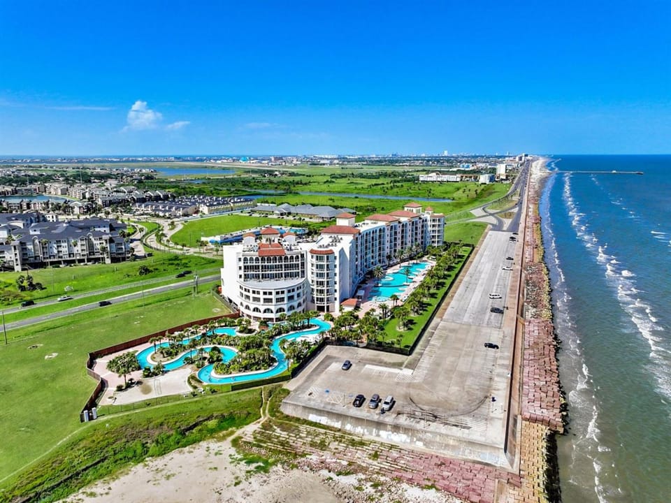 Property building, Bird's eye view, Pool view, Swimming pool