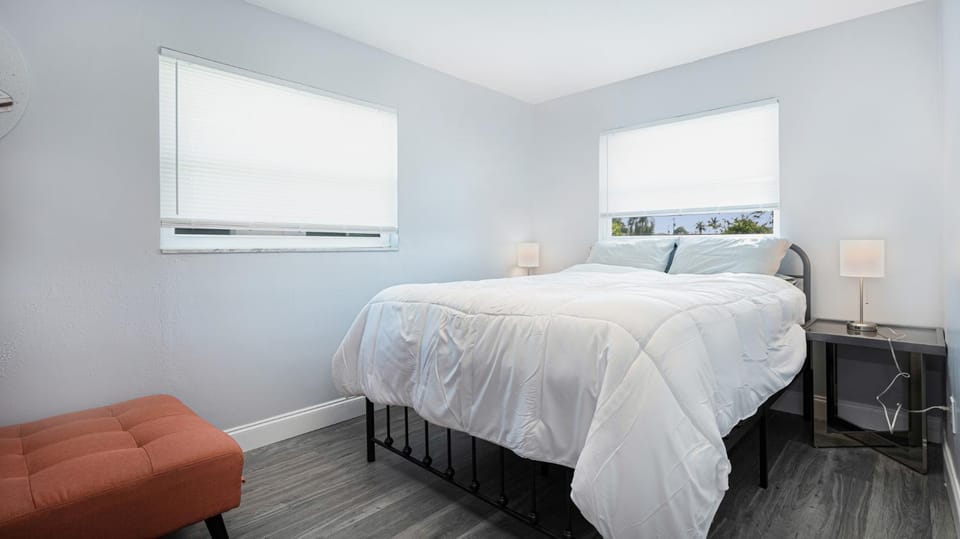 Photo of the whole room, Bedroom