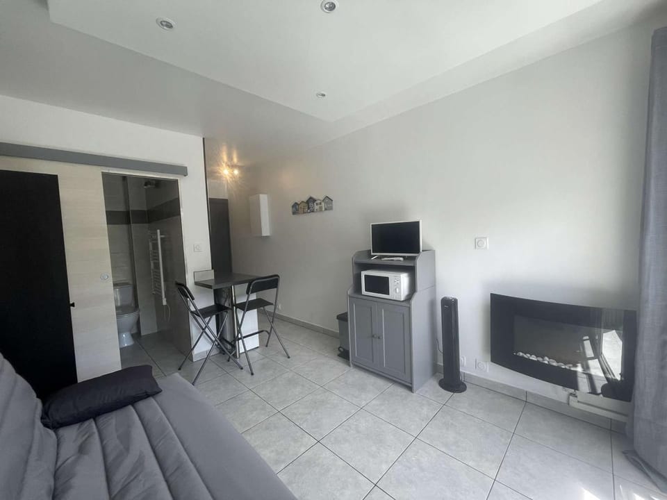 Studio bord de mer La Favière avec parking privatif - FR-1-308-196 Apartment in Bormes-les-Mimosas
