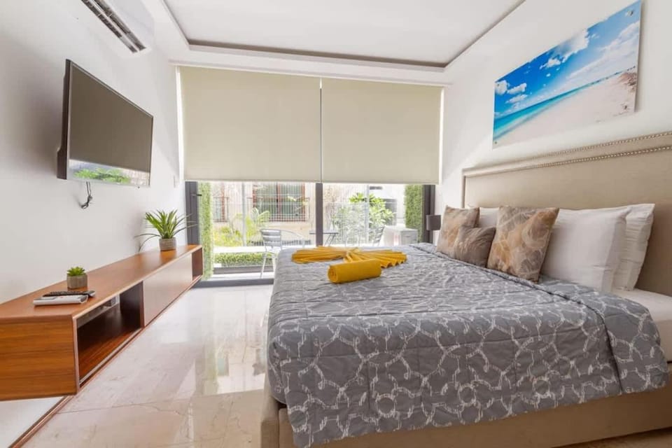 Bed, TV and multimedia, Photo of the whole room, Bedroom
