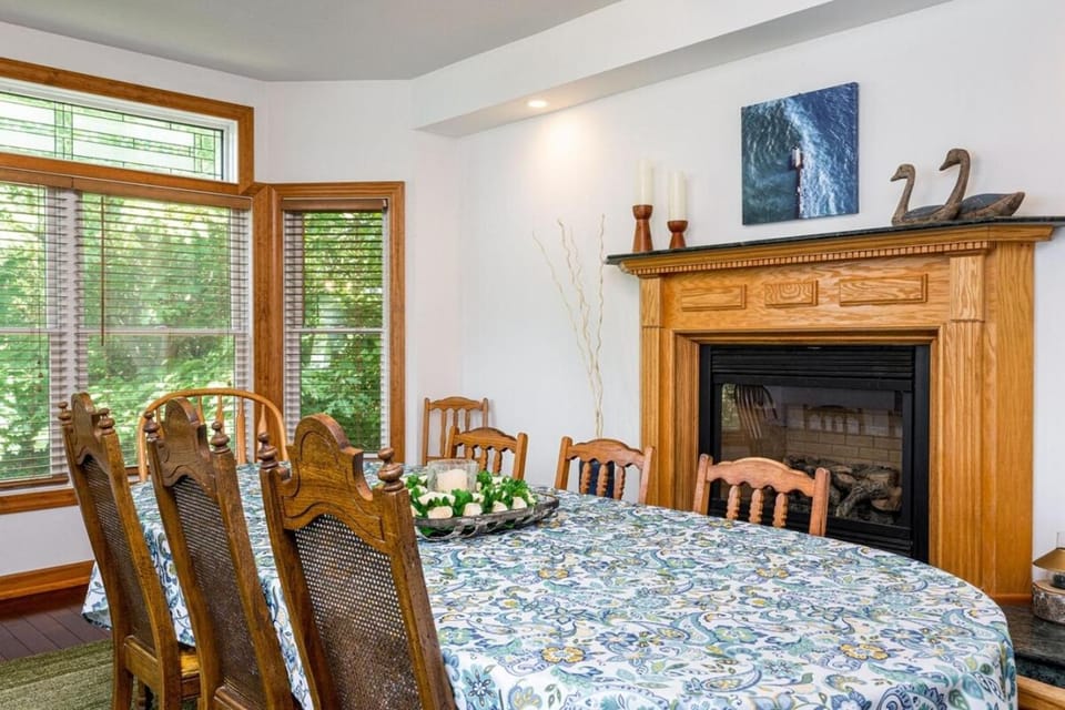 Sunset Bay - Lakefront, Large, and Gorgeous! House in Elberta