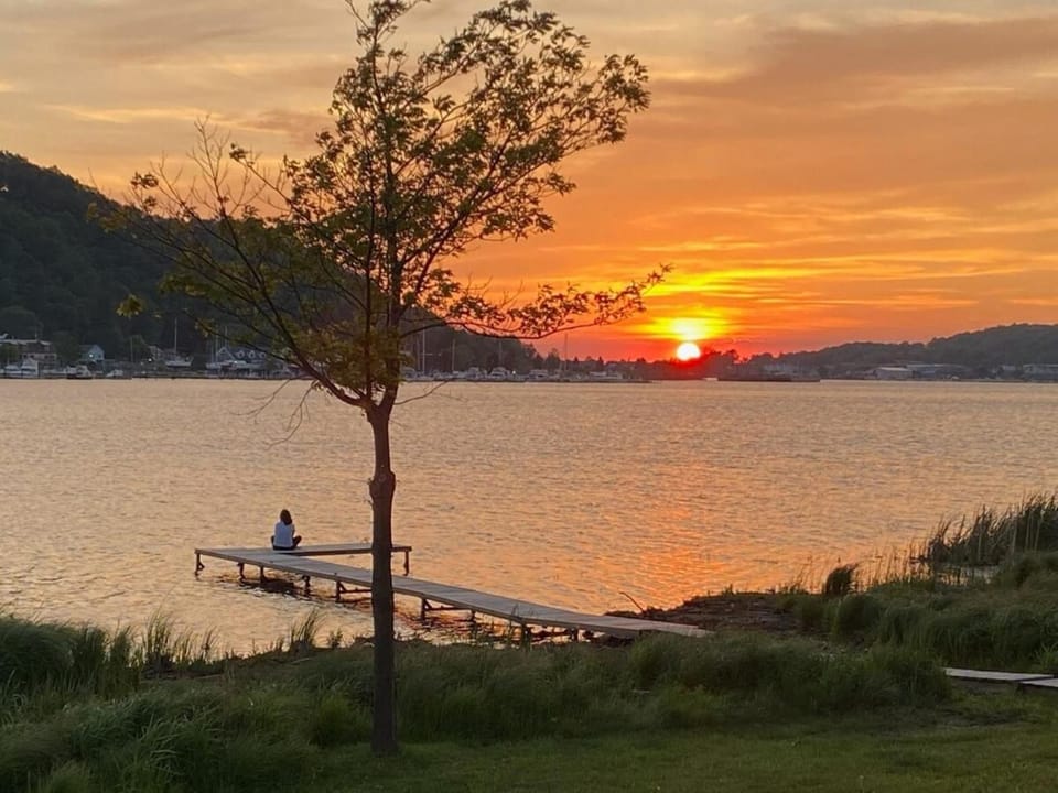 Sunset Bay - Lakefront, Large, and Gorgeous! House in Elberta