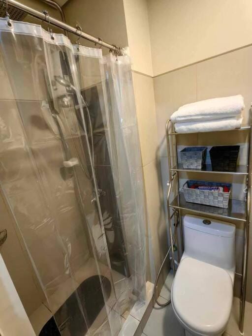Shower, Toilet, Bathroom, towels