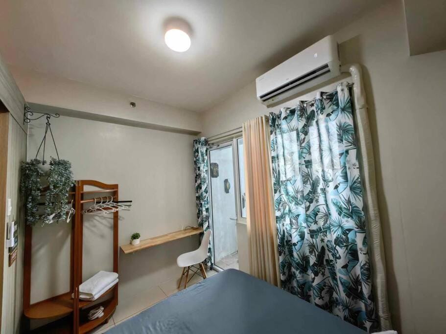 Bed, Bedroom, towels, air conditioner