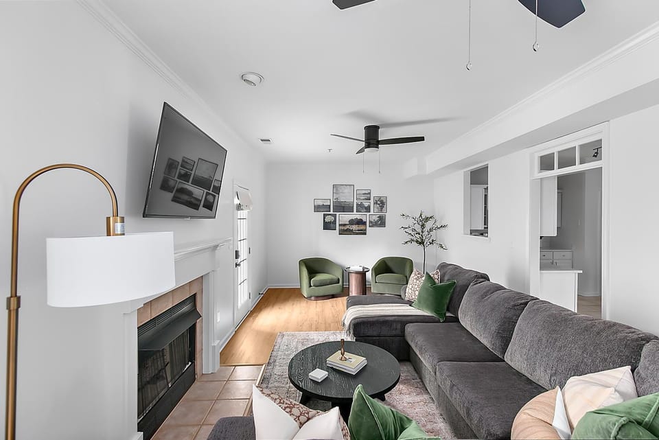 Communal lounge/ TV room, TV and multimedia, Living room, Seating area, Evening entertainment, air conditioner