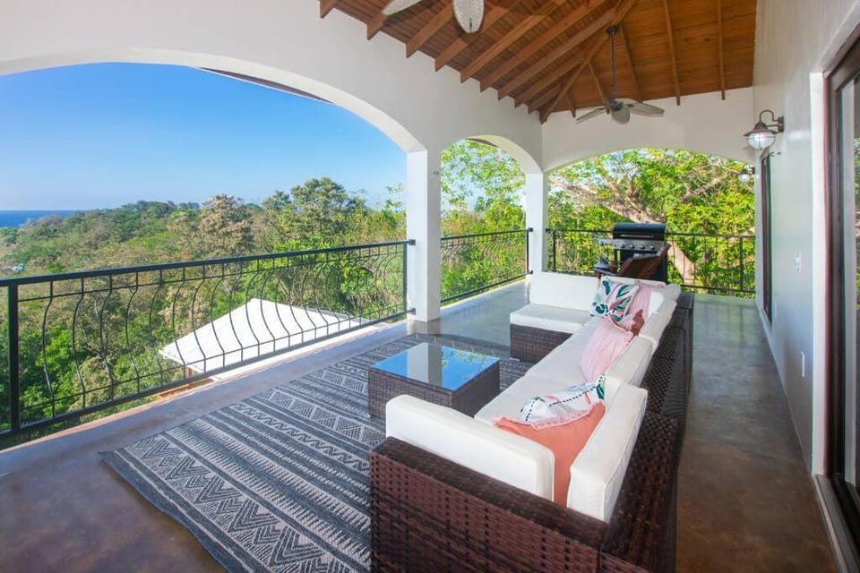 Apricari Villa / Luxury Views / 5 BDRM / Pool House in Bay Islands Department
