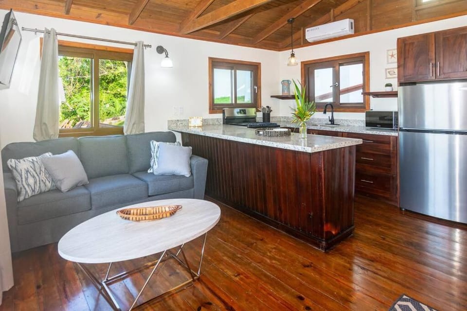 Apricari Villa / Luxury Views / 5 BDRM / Pool House in Bay Islands Department