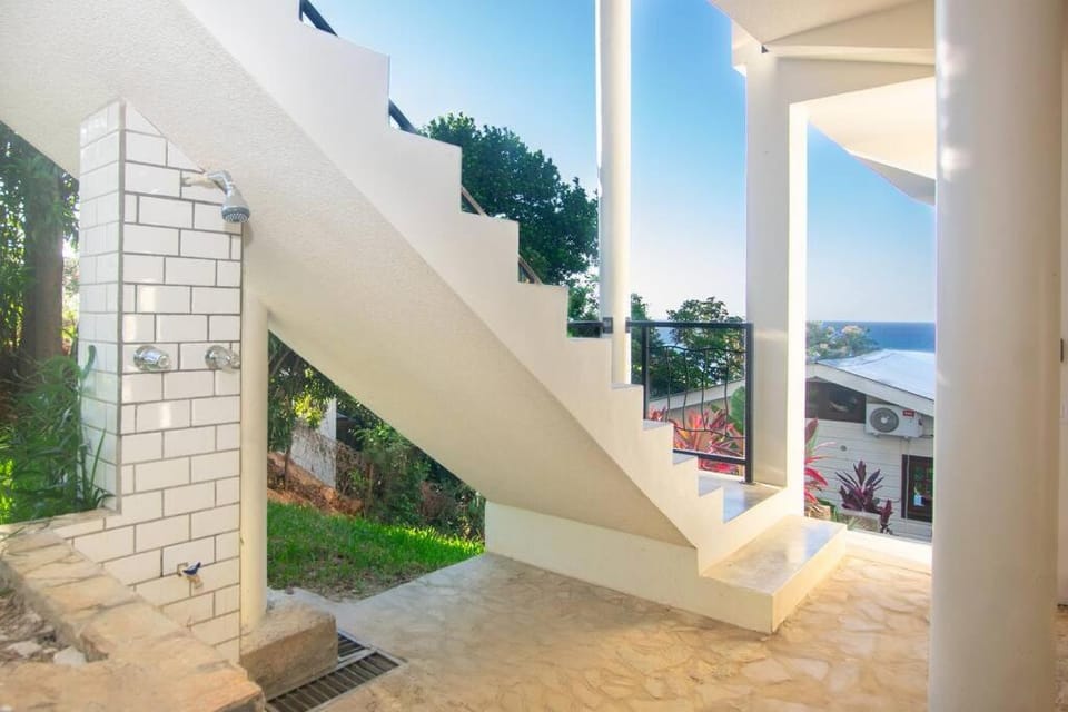 Apricari House Stunning Views 3 BDRM and Pool House in Bay Islands Department