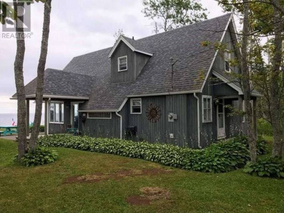 Borgitte 3 bedroom Waterfront Cottage House in Cap-Pelé