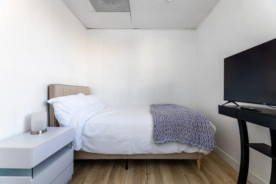 Corner view King bed room center of Pasadena Apartment in Pasadena