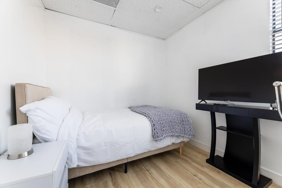 Corner view King bed room center of Pasadena Apartment in Pasadena
