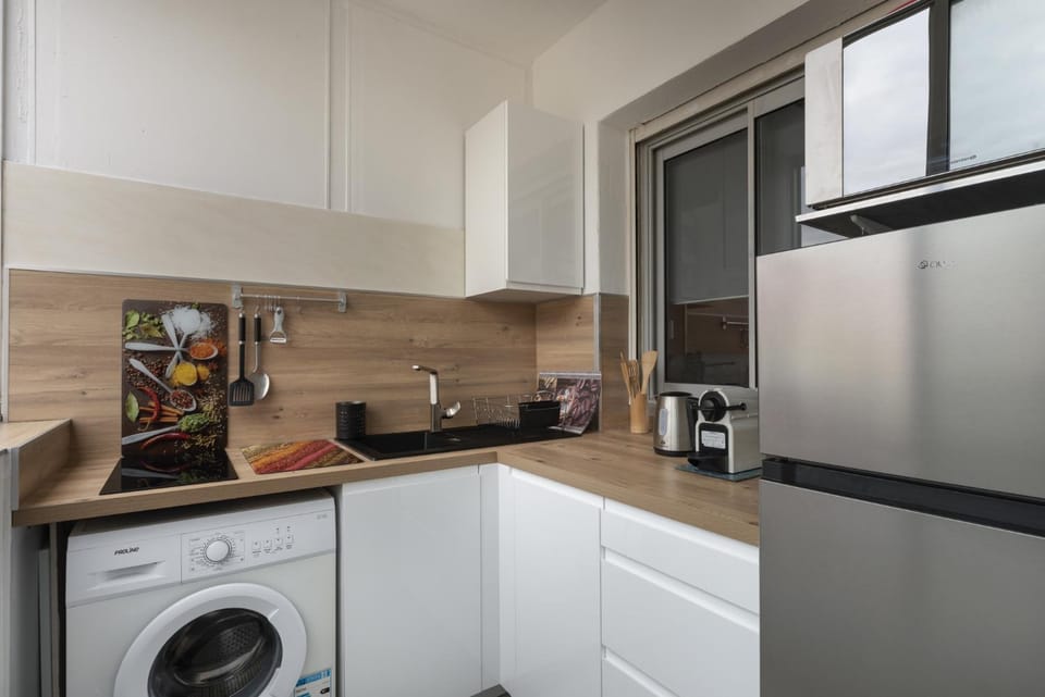 Coffee/tea facilities, microwave, stove, toaster, washing machine, kitchen