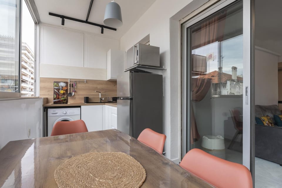 Coffee/tea facilities, Dining area, microwave, stove, toaster, washing machine, kitchen
