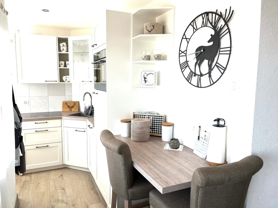 Kitchen or kitchenette, Dining area