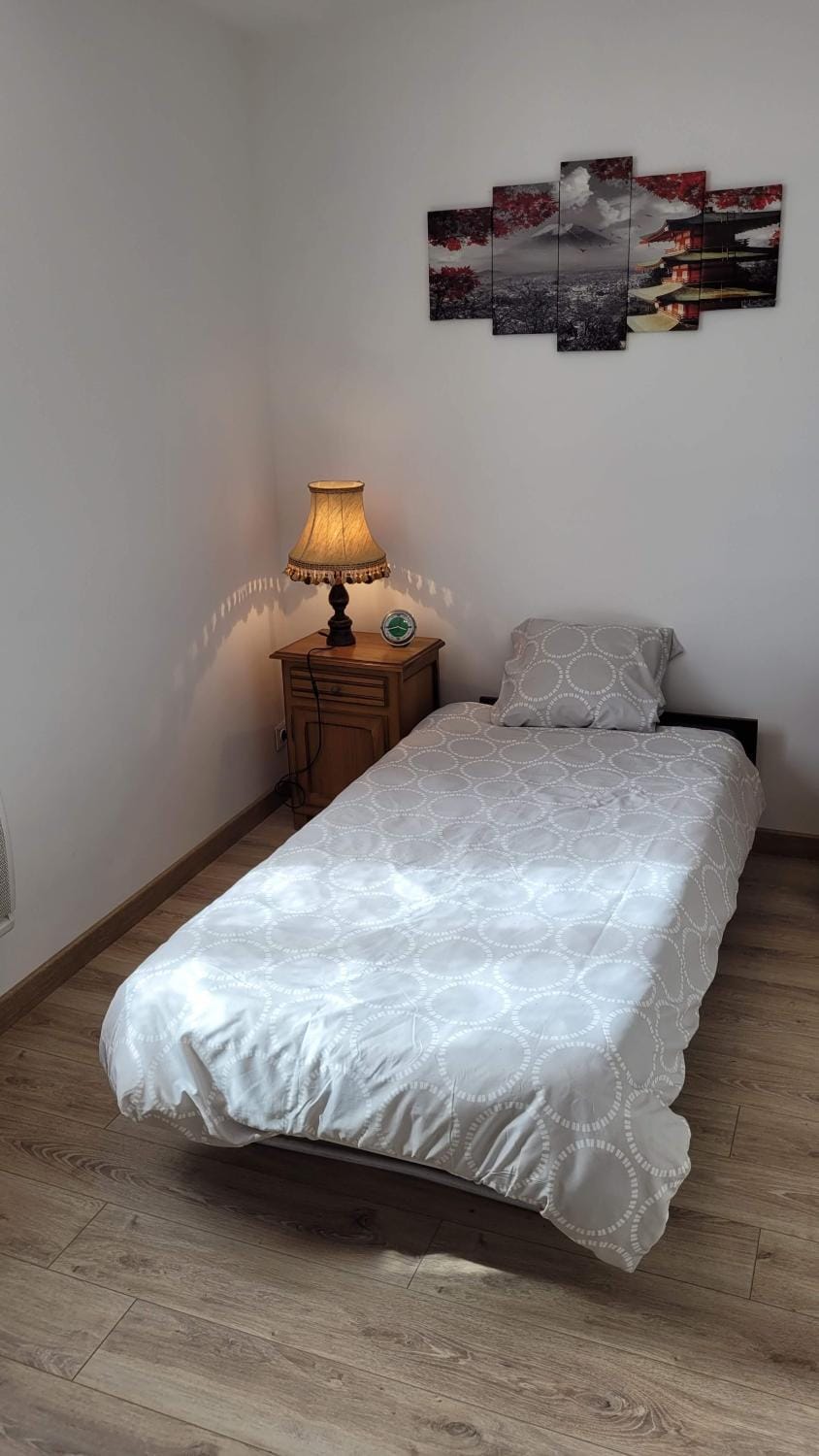 Bed, Photo of the whole room, Bedroom